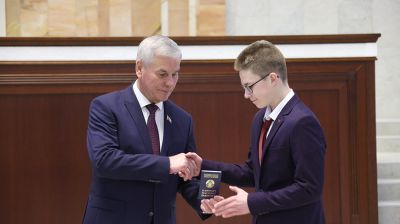 Андрейченко вручил паспорта юным гражданам Беларуси