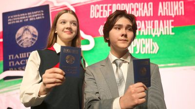 "Это начало нового этапа в жизни". В Гродно вручили паспорта лучшим ученикам области