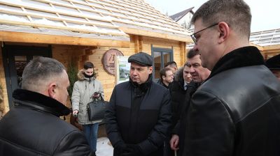 Головченко посетил торговую площадку Минлесхоза