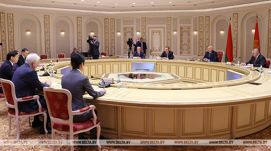 Лукашенко отметил активизацию контактов с Калмыкией