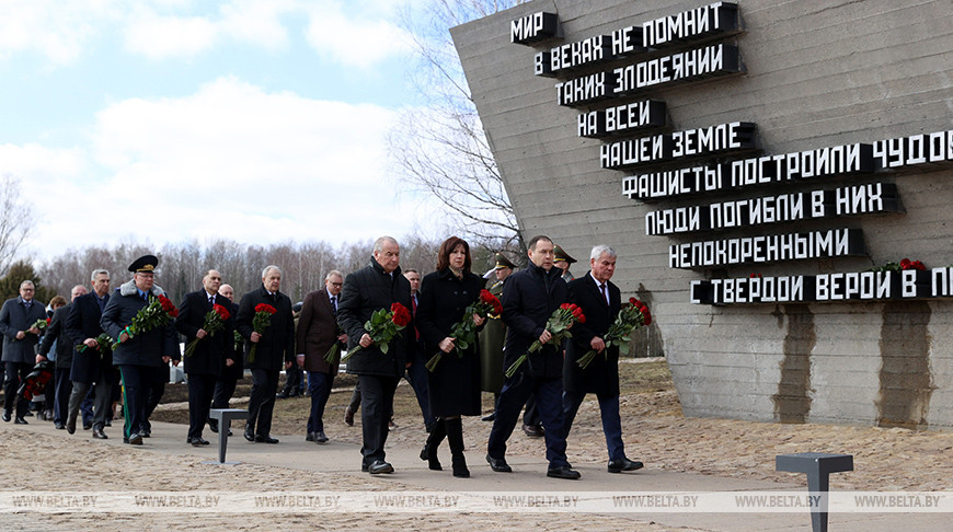 Высшие должностные лица возложили цветы к Вечному огню в "Хатыни"