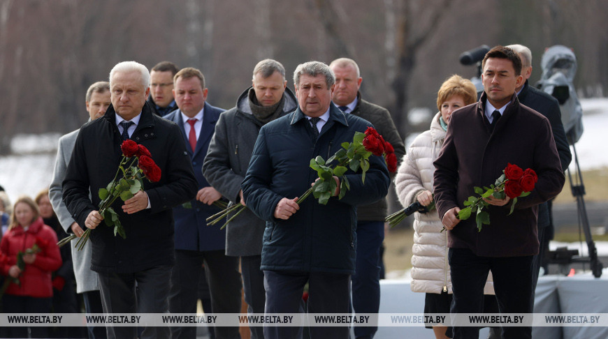 Церемония возложения цветов прошла в мемориальном комплексе "Хатынь"