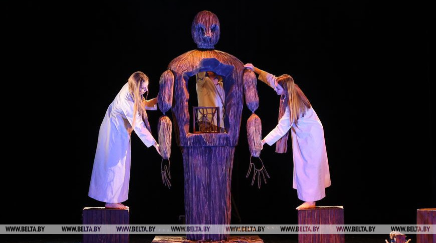 Спектакль "Магіла льва" показал Могилевский областной театр кукол