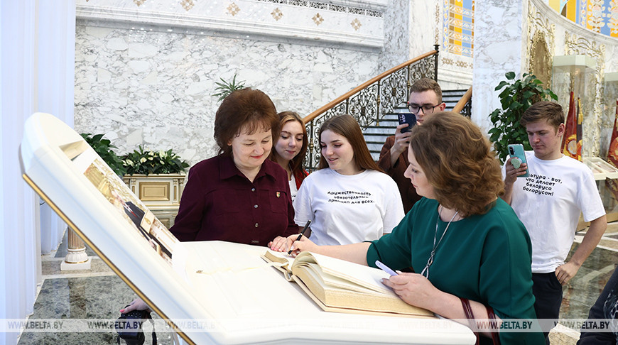 Молодежь и служители искусства побывали на экскурсии во Дворце Независимости