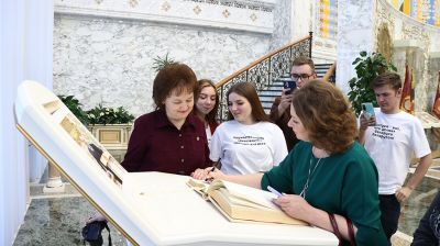 Молодежь и служители искусства побывали на экскурсии во Дворце Независимости
