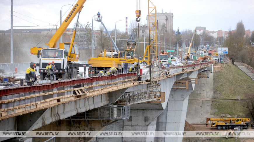 На мосту по ул. Поповича в Гродно на подъездных путях укладывают асфальт