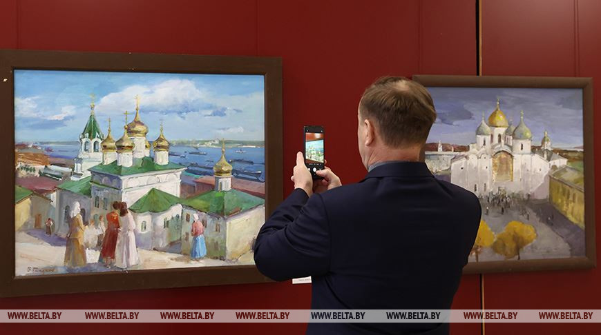 Выставка живописи Владимира Гладкова "Между небом и землей" открылась в Минске