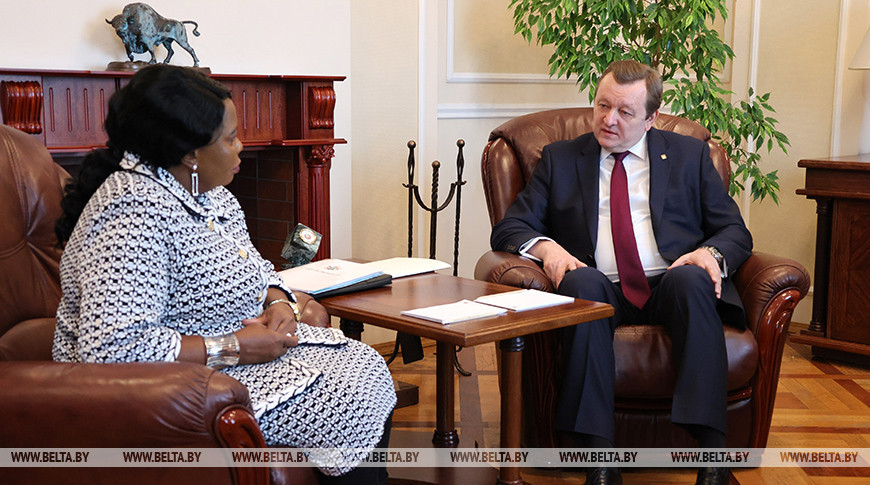 Глава МИД Беларуси провел встречу с первой леди Зимбабве