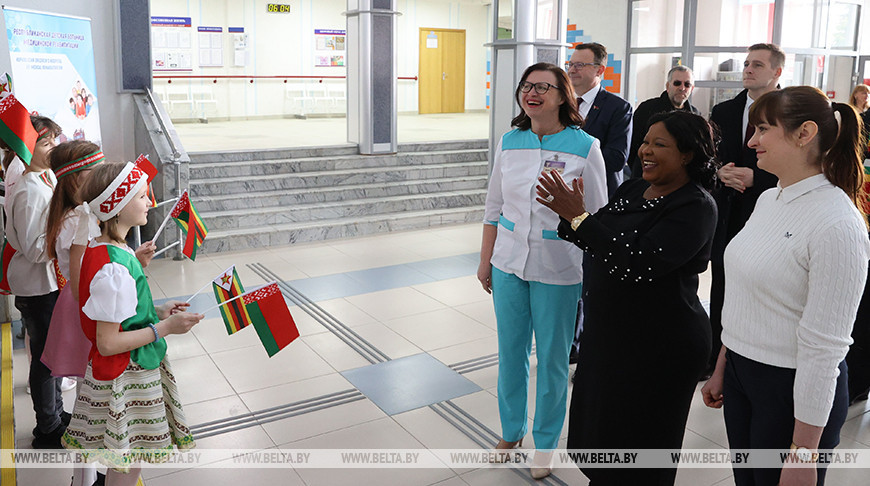 Супруга Президента Зимбабве посетила Республиканскую детскую больницу медреабилитации