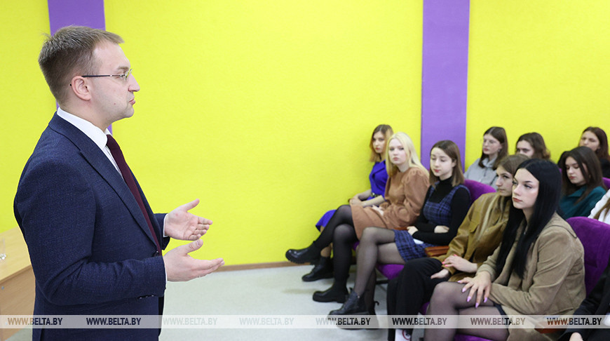 Клишевич провел "Зачетный разговор" в Барановичском государственном колледже технологии и дизайна