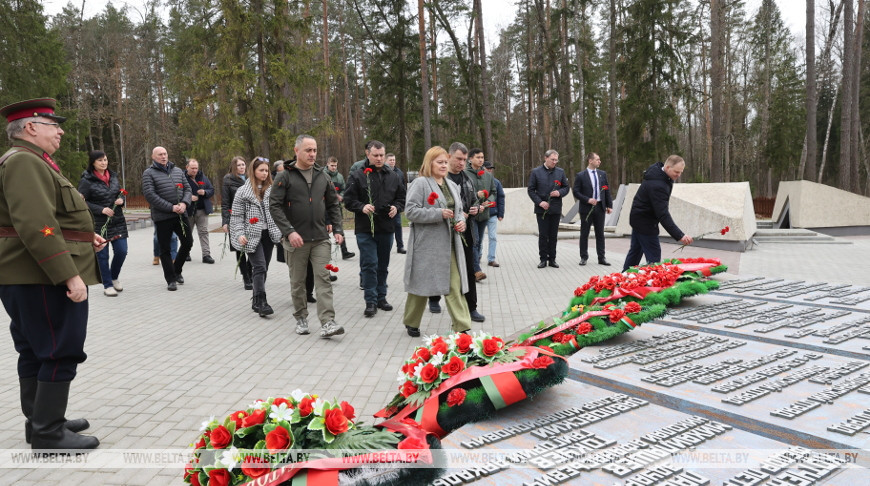 Военные атташе посетили мемориал "Партизанская криничка" в Гомельском районе