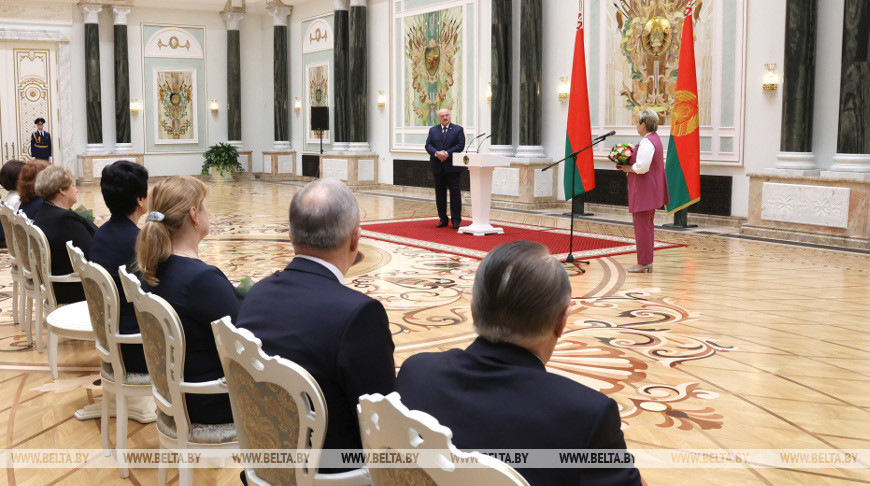 Лукашенко вручил госнаграды судьям Верховного Суда