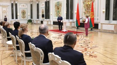 Лукашенко вручил госнаграды судьям Верховного Суда