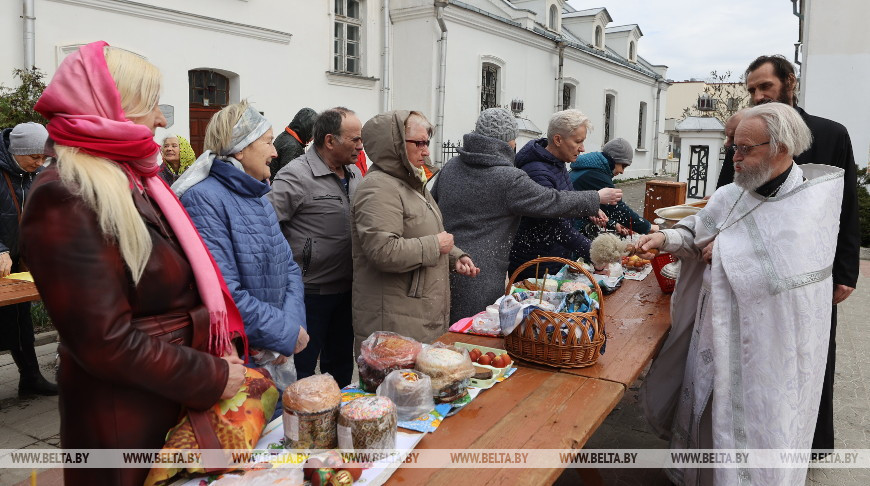 Накануне Пасхи верующие освящают пищу в храме Витебска