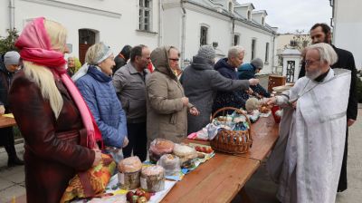 Накануне Пасхи верующие освящают пищу в храме Витебска