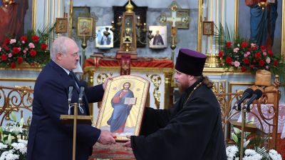 Лукашенко на Пасху посетил храм в Шклове