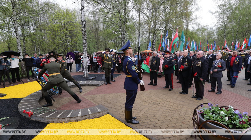К памятному знаку "Ахвярам Чарнобыля" возложили цветы