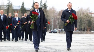 Головченко возложил цветы к Монументу славы в честь подвига сибиряков в годы ВОВ