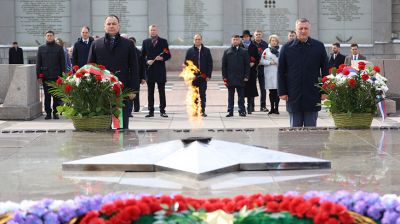 Премьер-министр Беларуси посетил мемориальный комплекс "Вечный огонь"