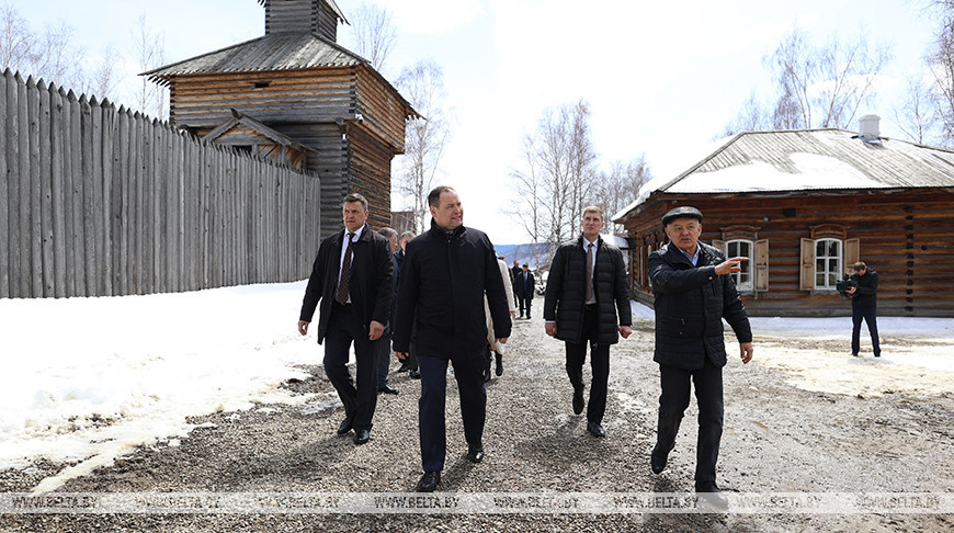 Премьер-министр Беларуси ознакомился с экспозицией иркутского архитектурно-этнографического музея "Тальцы"
