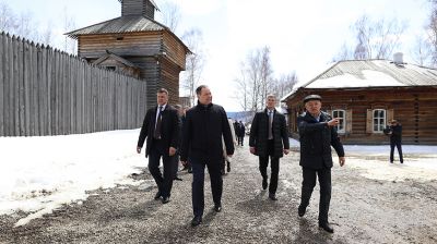 Премьер-министр Беларуси ознакомился с экспозицией иркутского архитектурно-этнографического музея "Тальцы"