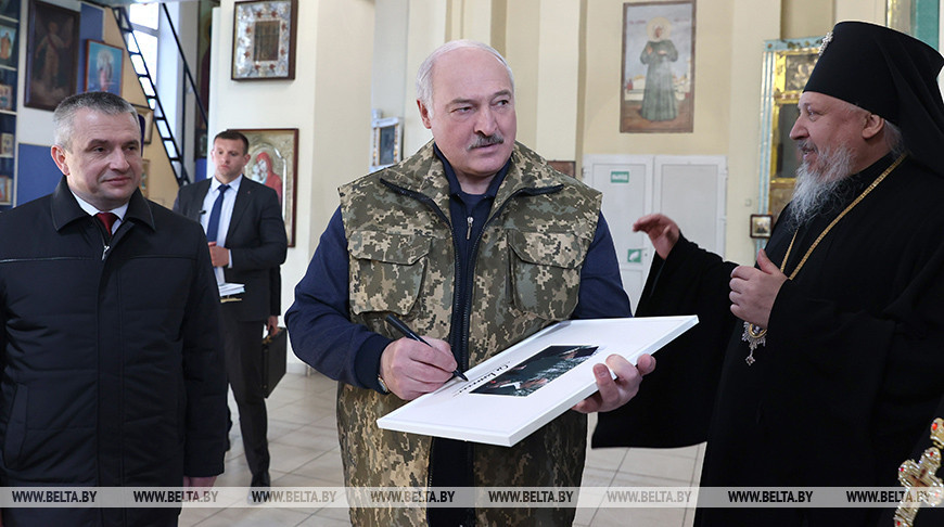 Лукашенко в Ветке посетил храм Преображения Господня