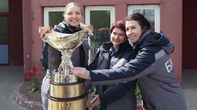 Хоккеисты "Металлурга" доставили трофей на БМЗ