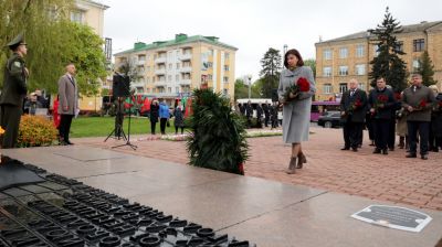 Представители Совета Республики возложили цветы к памятнику воинам и партизанам в Барановичах