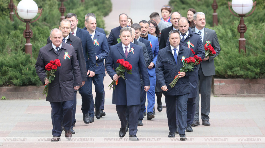 Петришенко возложил цветы к Вечному огню в парке Победы Молодечно