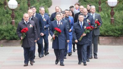 Петришенко возложил цветы к Вечному огню в парке Победы Молодечно