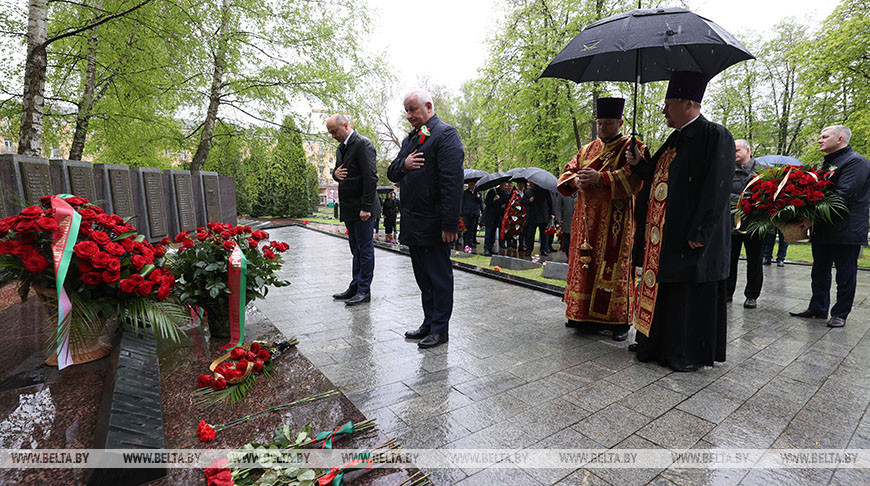 Пархомчик возложил цветы к мемориалу на Военном кладбище