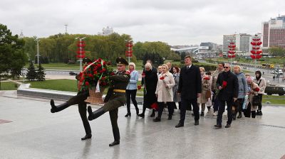 Церемония возложения цветов к стеле "Минск - город-герой" проходит в столице