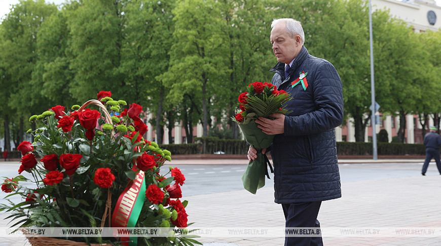 У Дома офицеров состоялась церемония возложения цветов к монументу "Танк-освободитель"