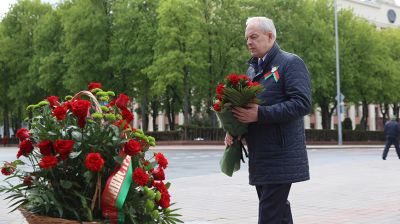 У Дома офицеров состоялась церемония возложения цветов к монументу "Танк-освободитель"