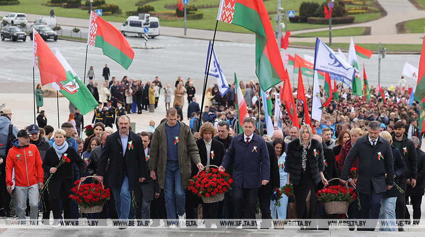 Представители спортивной отрасли возложили цветы к стеле "Минск - город-герой"