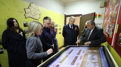 Сотрудники Администрации Президента посетители музей Вооруженных Сил в Доме офицеров