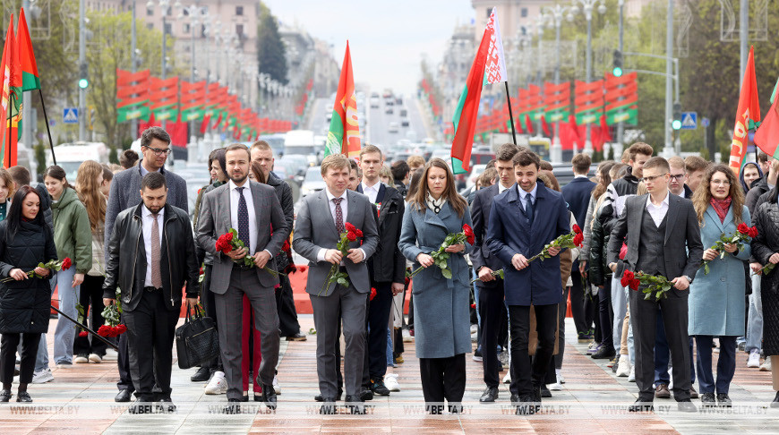 БРСМ, БРПО и Российское движение детей и молодежи возложили цветы к монументу на площади Победы