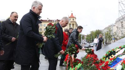 Представители национально-культурных объединений возложили цветы к монументу Победы в Минске