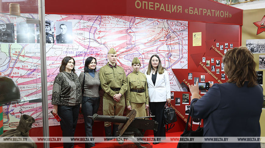 Торжественное собрание и концерт в честь Дня Победы проходит во Дворце Республики