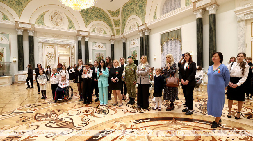 Победители конкурса рисунка про Хатынь побывали во Дворце Независимости