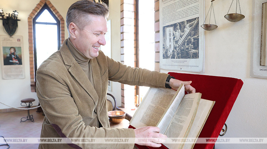 Экземпляр редкой старинной книги подарили парку истории "Сула"