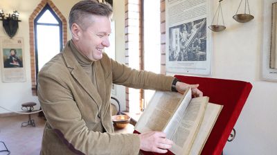 Экземпляр редкой старинной книги подарили парку истории "Сула"