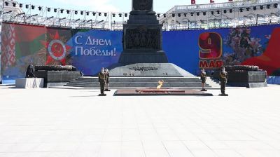 В Минске возлагают цветы к монументу Победы