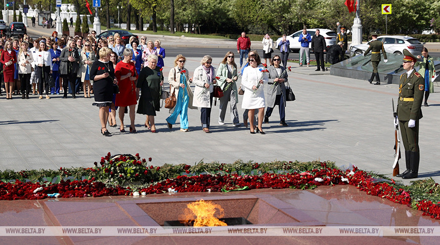Делегация участниц первого форума женщин-предпринимателей возложила цветы к монументу Победы