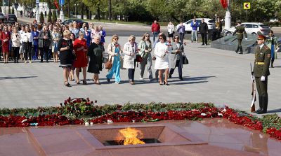 Делегация участниц первого форума женщин-предпринимателей возложила цветы к монументу Победы