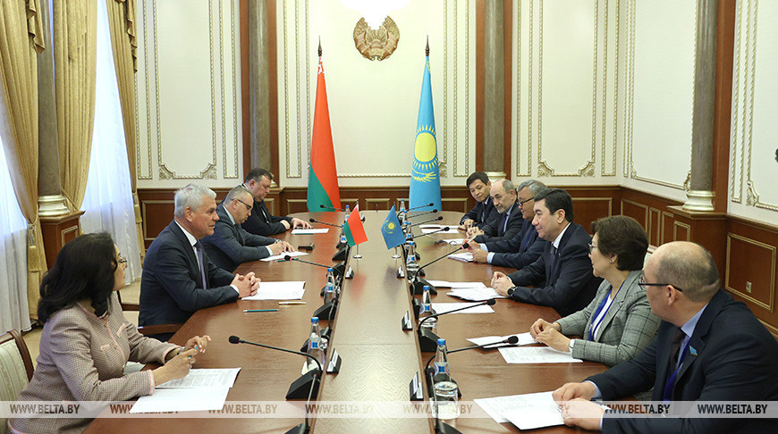 Председатель Палаты представителей встретился с председателем Мажилиса Парламента Казахстана