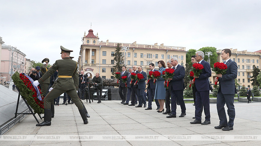 Представители ПА ОДКБ возложили венок к монументу Победы