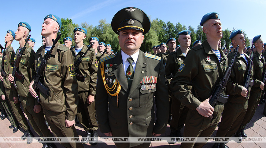 Более 400 новобранцев-десантников приняли военную присягу в Витебске