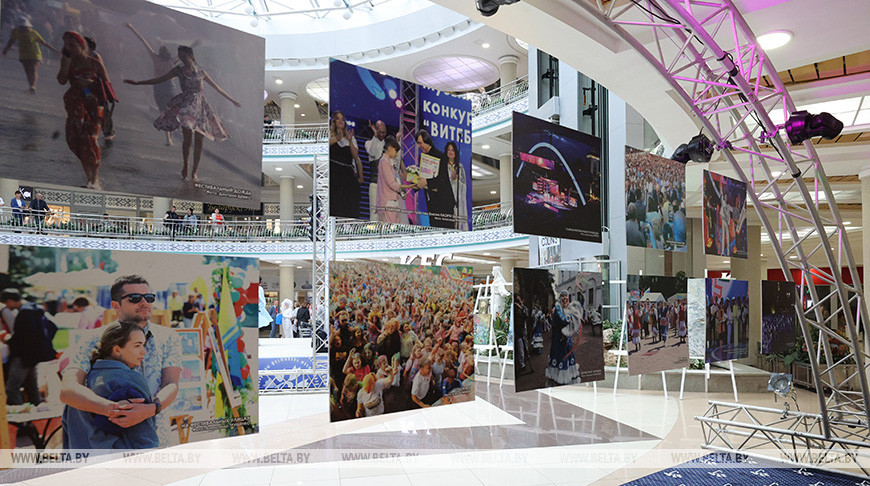 Фотовыставка о "Славянском базаре в Витебске" открылась в торговом центре "Столица"