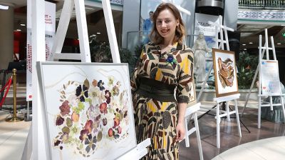 Художник-флорист из Могилева представила работы на выставке "Ее рук дело"